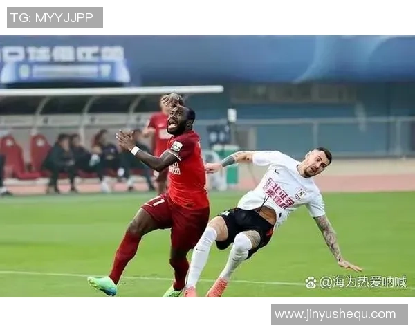 2场失误送3球！20岁国足红星遭亚泰球迷责备，做手势寻衅：你下来